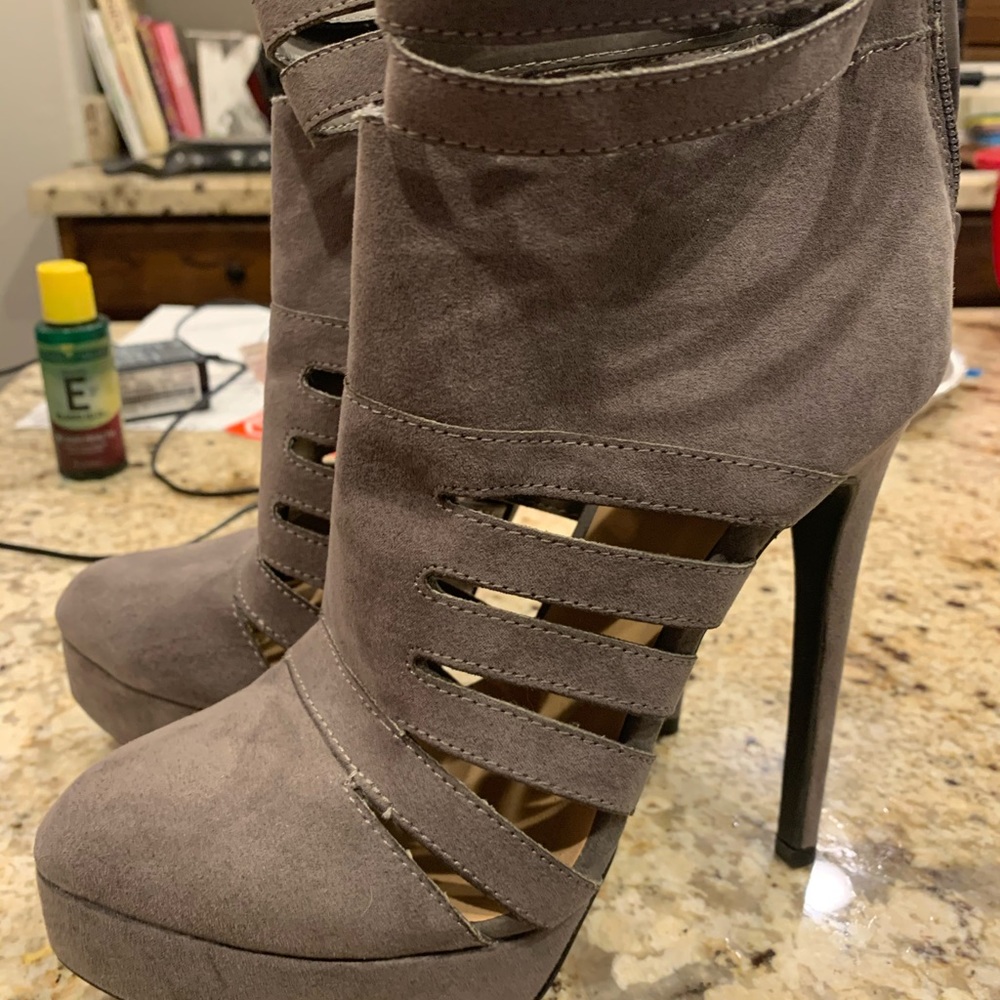 Beautiful Faux Suede Platform Stilettos W/Zipper